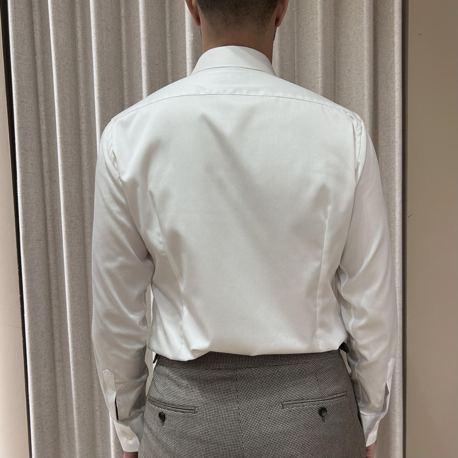 White shirt with London collar