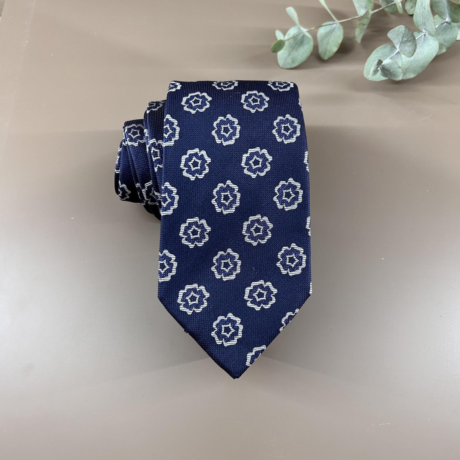 Navy blue silk jacquard tie with grey flower