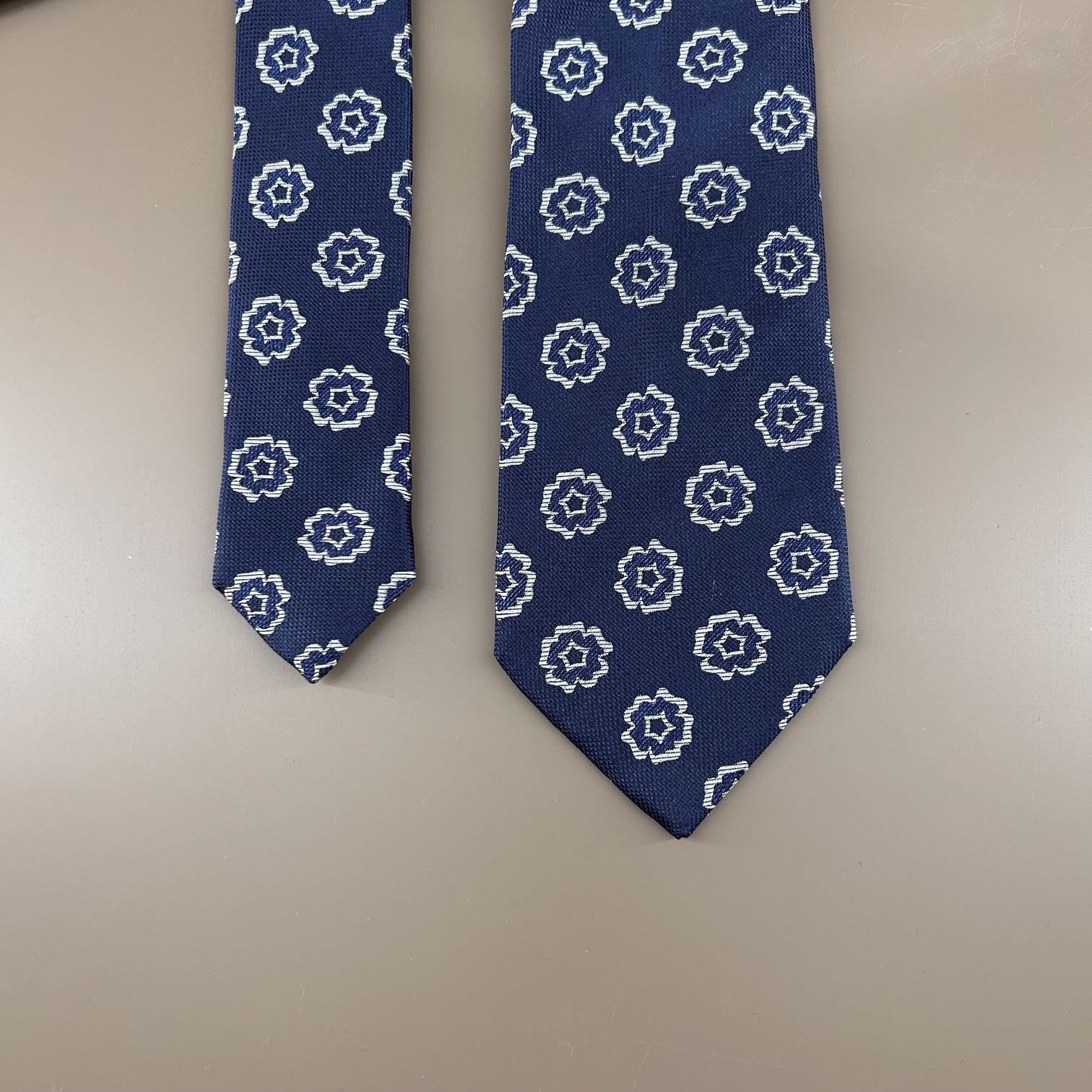 Navy blue silk jacquard tie with grey flower