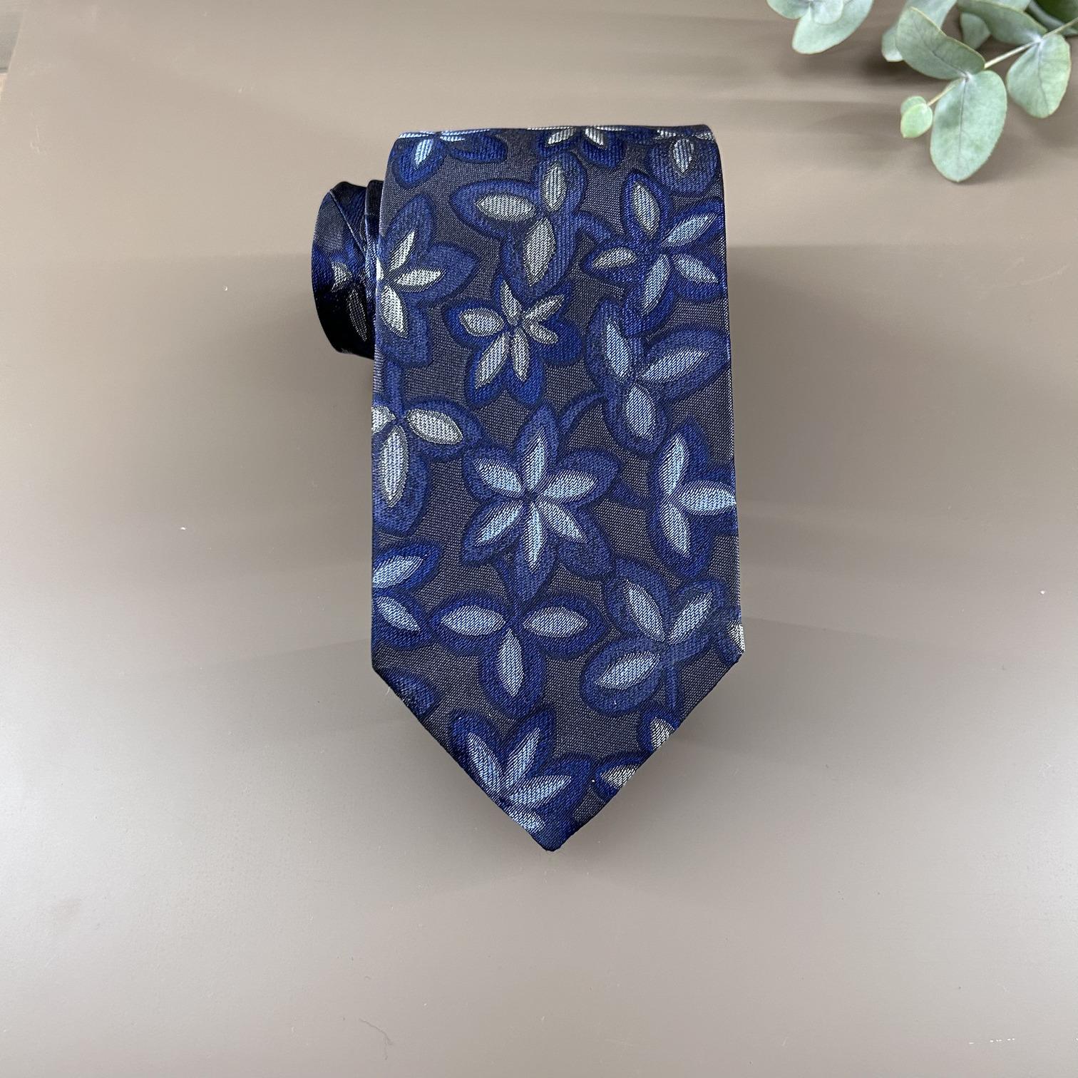 Jacquard tie in brown silk with a blue leaf print