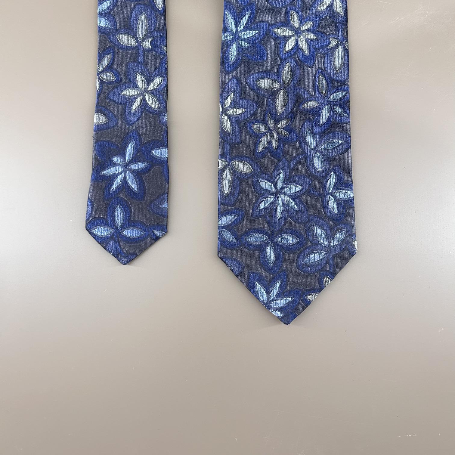 Jacquard tie in brown silk with a blue leaf print