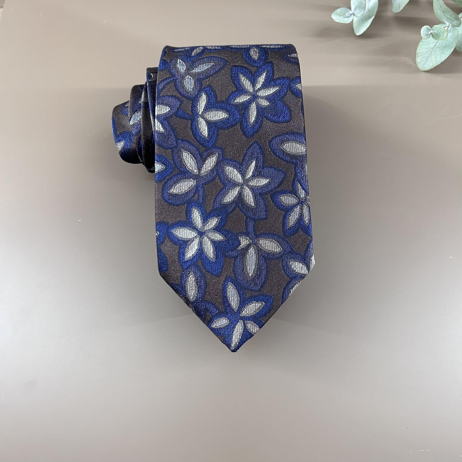 Jacquard tie in brown silk with a beige leaf print