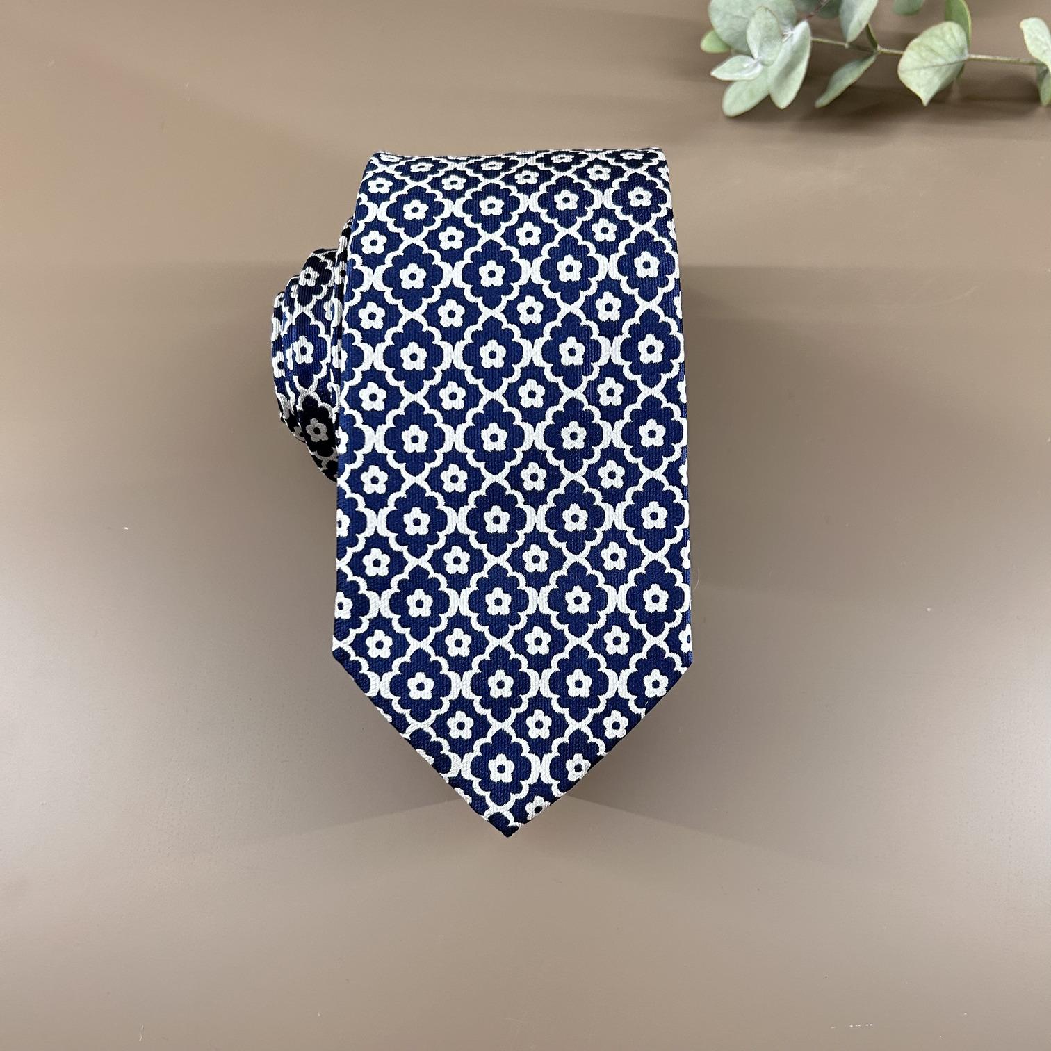 Corbata de jacquard seda formas en flor azul y blanca