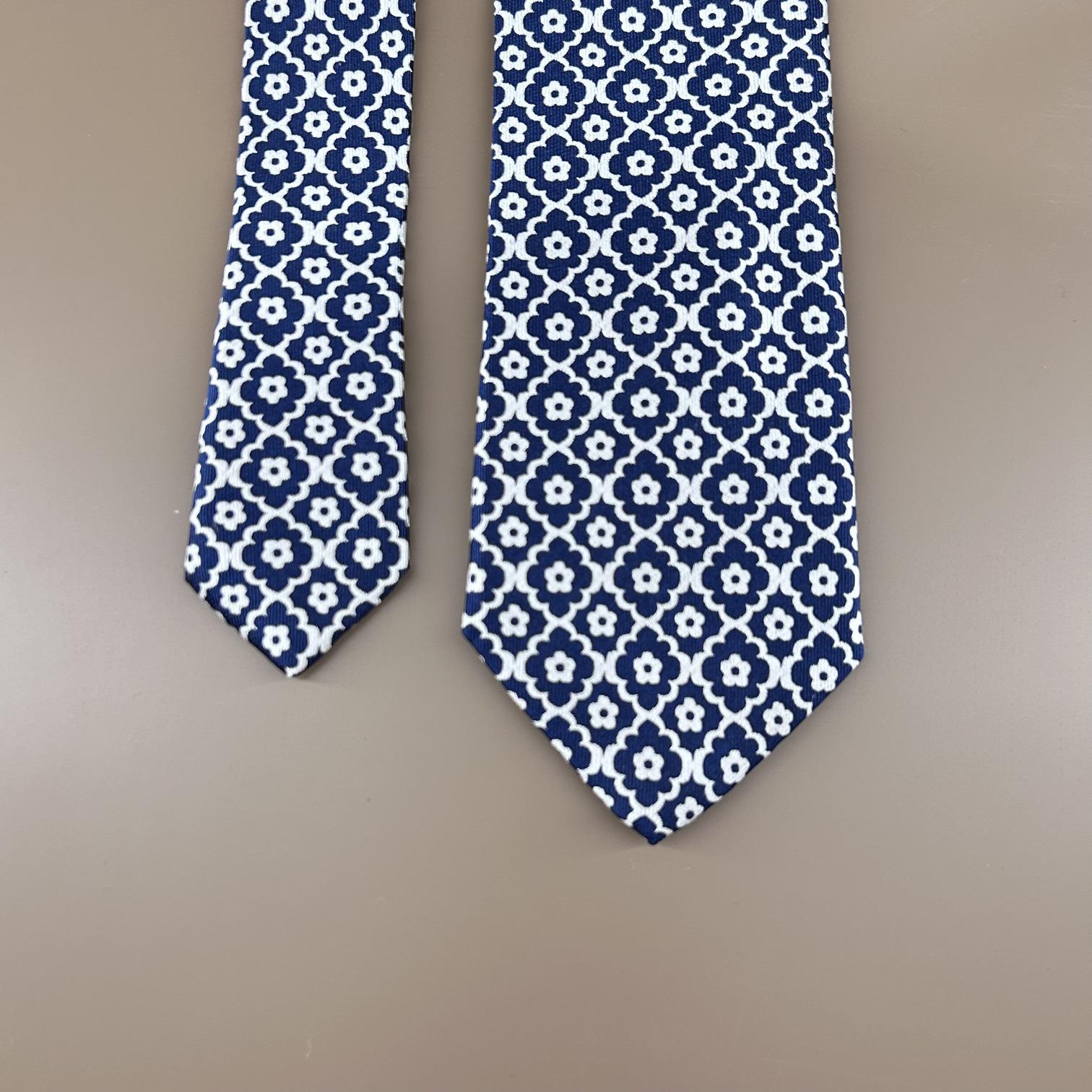 Corbata de jacquard seda formas en flor azul y blanca
