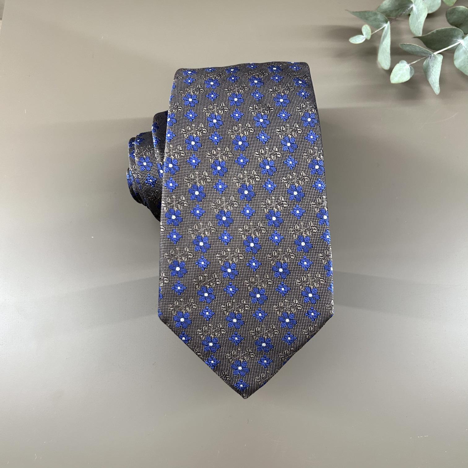 Corbata de seda color café florecitas azules klein
