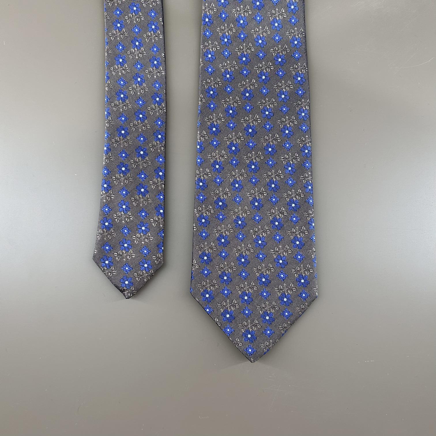 Corbata de seda color café florecitas azules klein