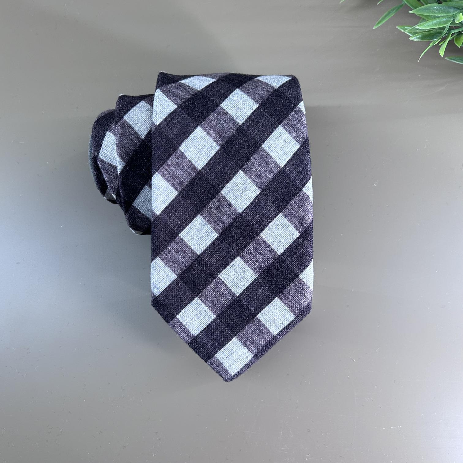 Checked wool tie in grape tones