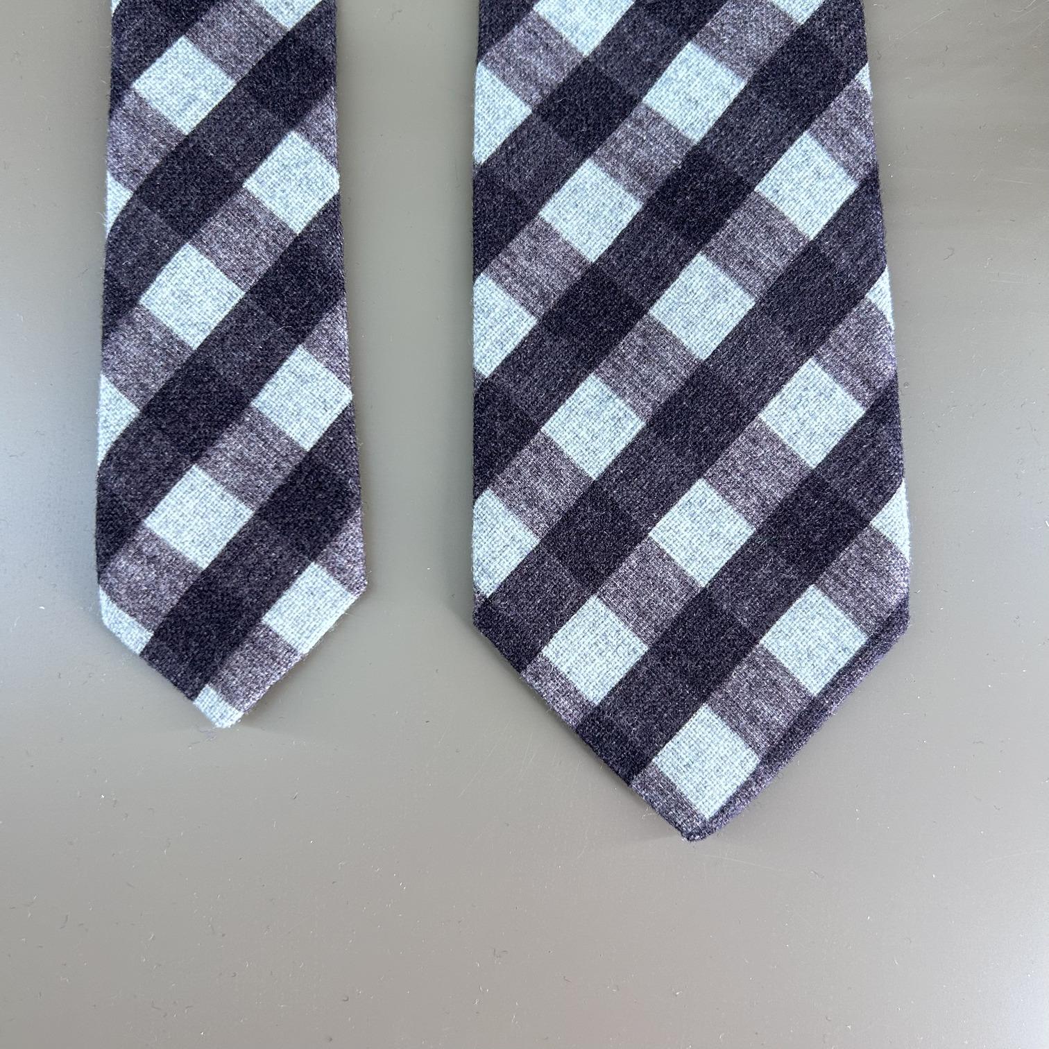 Checked wool tie in grape tones