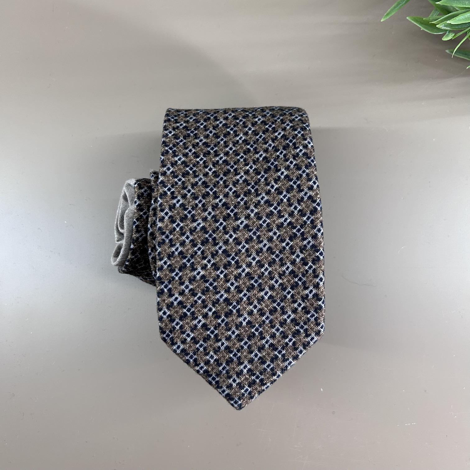 Ochre-colored wool tie with small gray geometric patterns