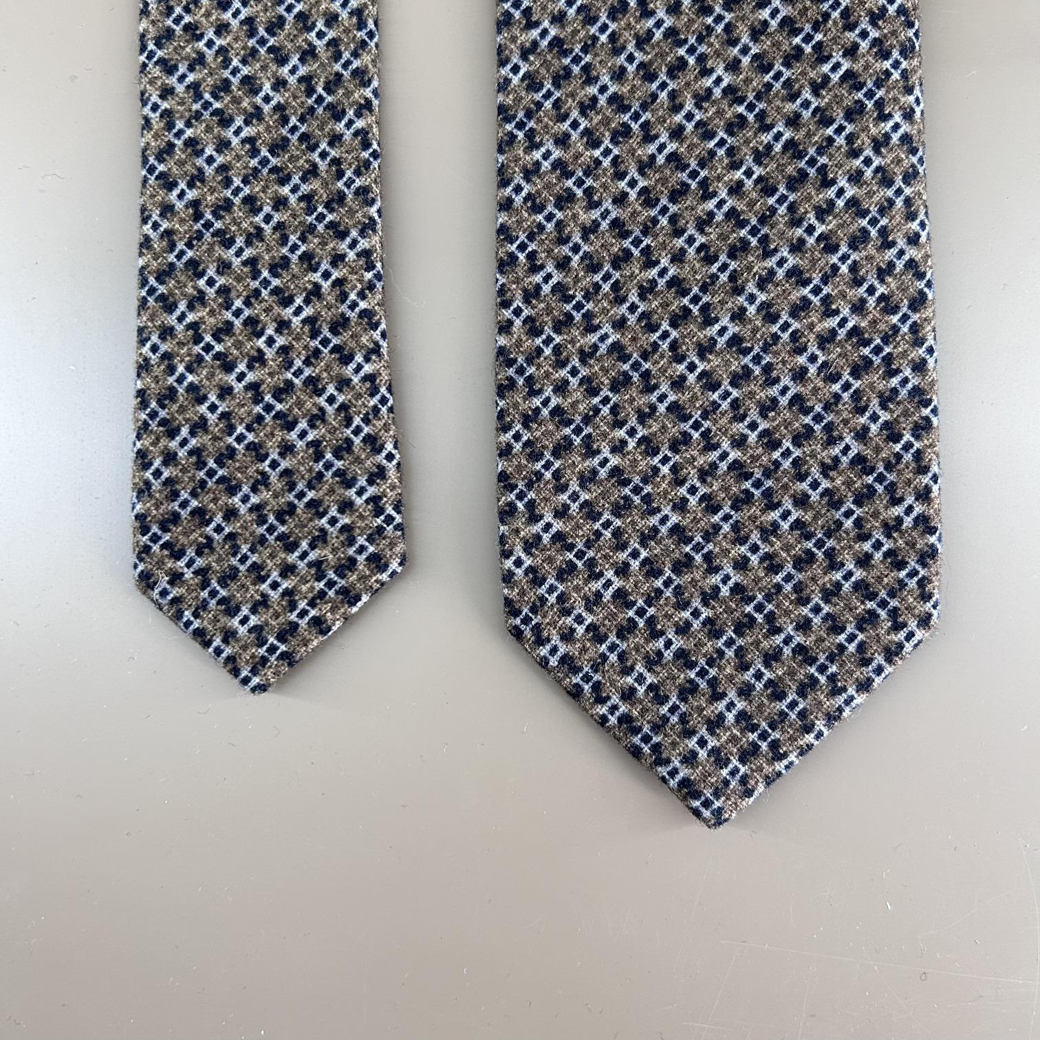 Ochre-colored wool tie with small gray geometric patterns