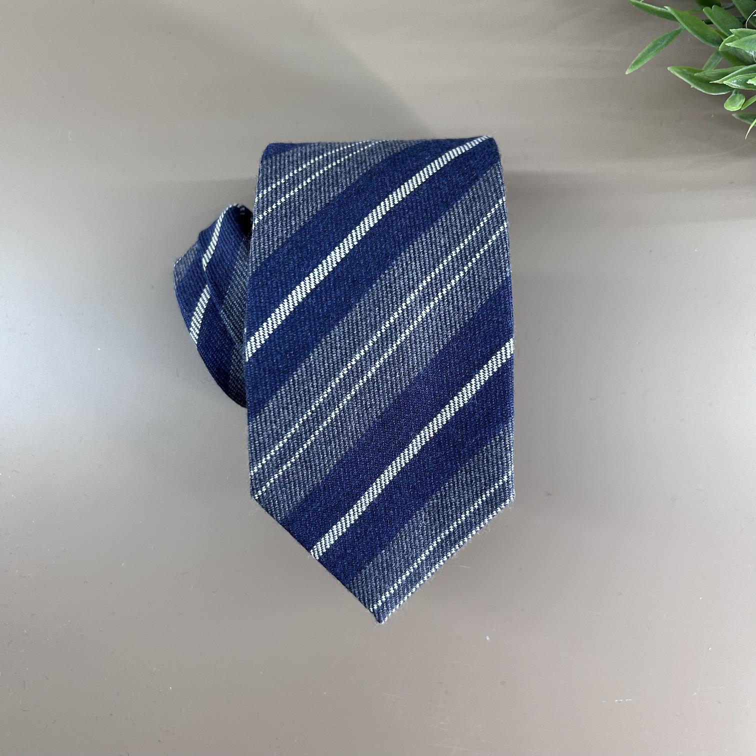 Corbata de rayas gris y azul de lana