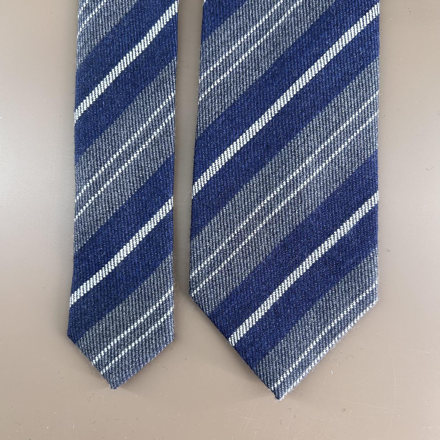 Corbata de rayas gris y azul de lana