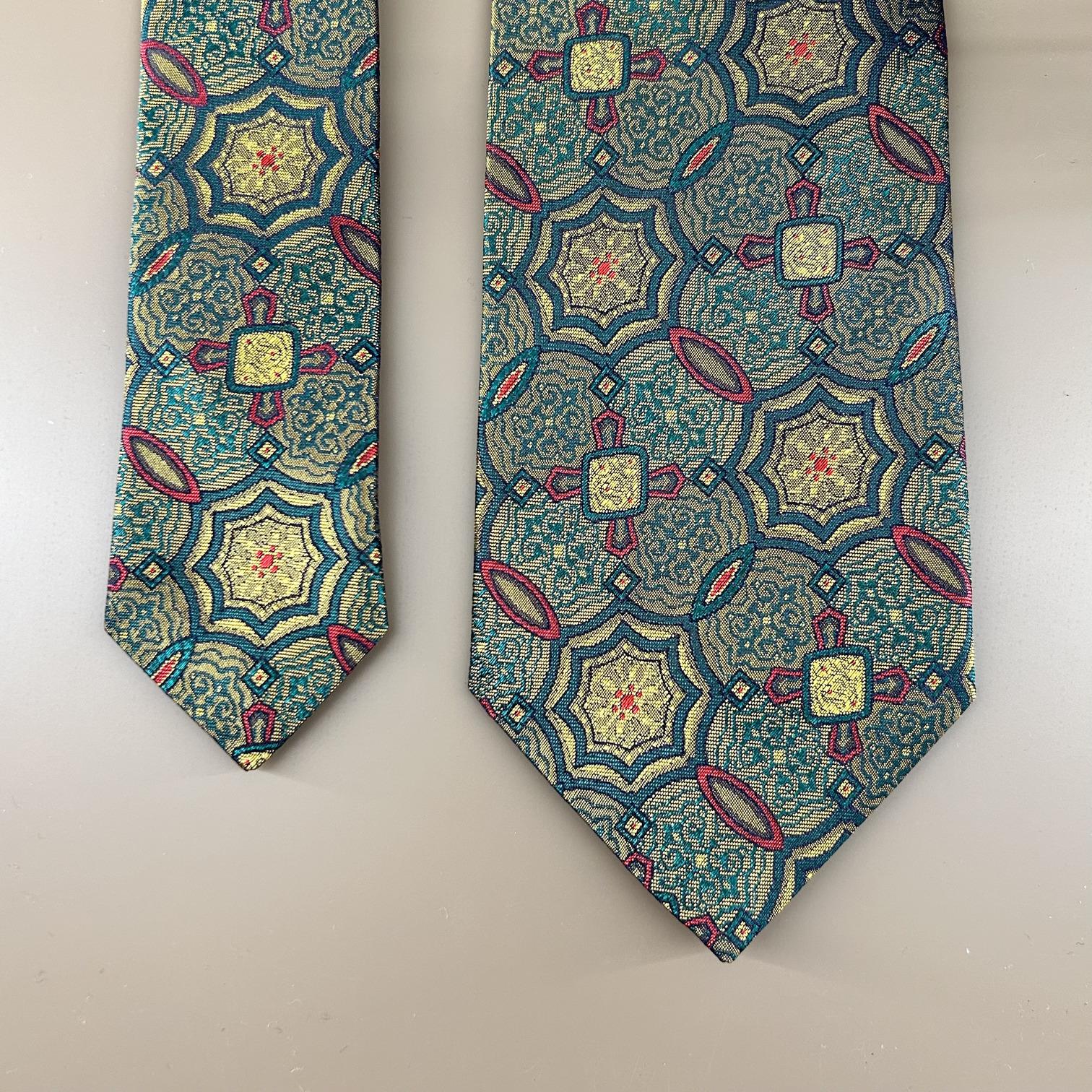 Geometric pattern tie in green, gold and burgundy