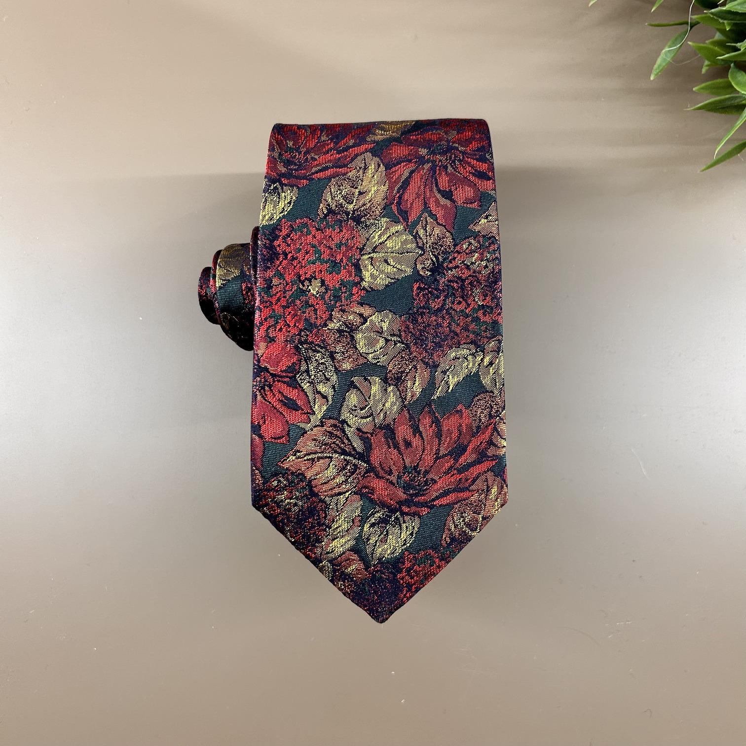 Corbata fondo verde flores rojas y hojas en dorado