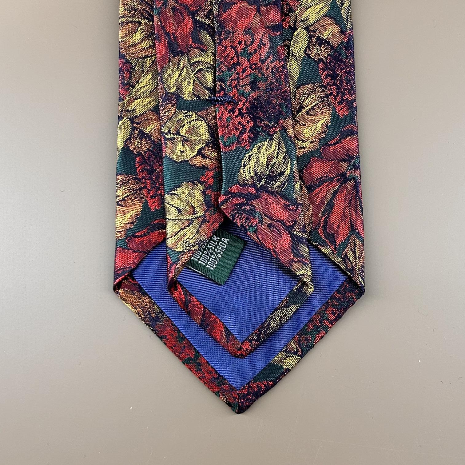 Corbata fondo verde flores rojas y hojas en dorado