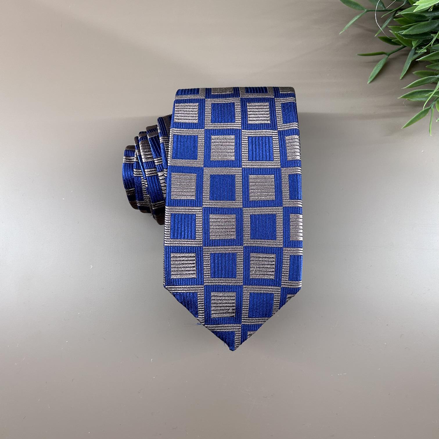 Silk tie with blue and mink geometric patterns
